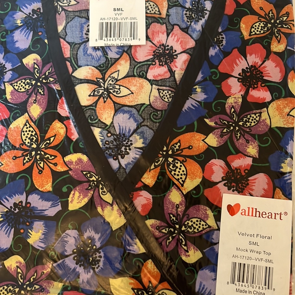 Scrub tops bundle - Picture 2 of 3